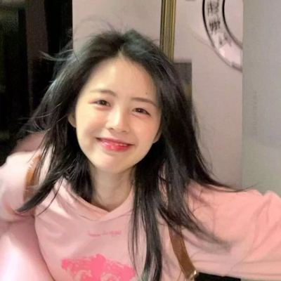男子下班后用挖掘机铲斗 清理路面妨碍交通的植物